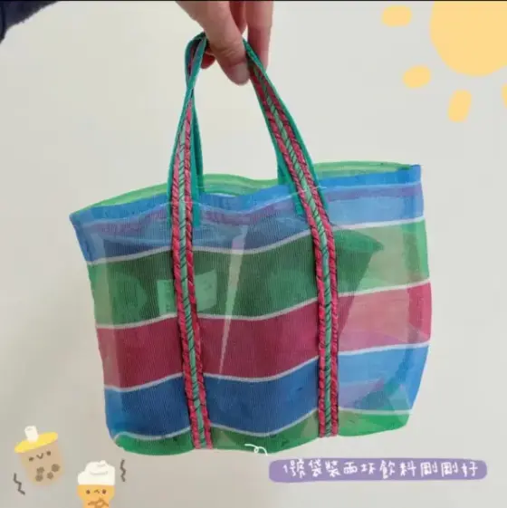 台湾の茄芷バッグ：いつもの服にカラフルな縞模様