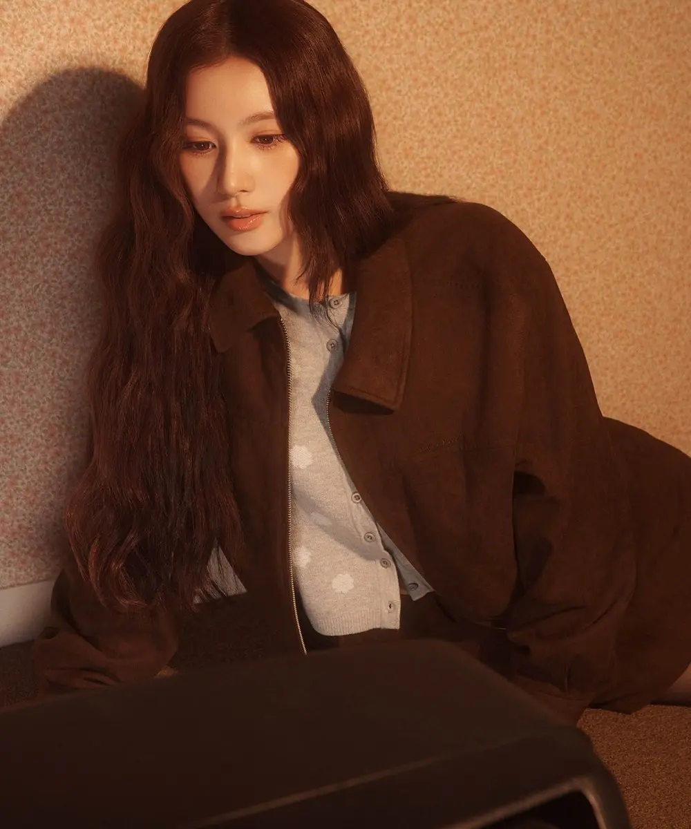 커버낫 브라운 스웨이드 자켓: 가을 레이어링의 시작